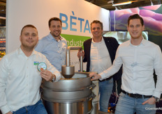 Bèta Industrie nam wederom tuinbouwfilters én stroopwafels mee naar de beurs. Op de foto naast rondom de trilfilter: Kenneth van Bovenend, Joost Andela, Sjoerd Scholte en Sjoerd Andela.